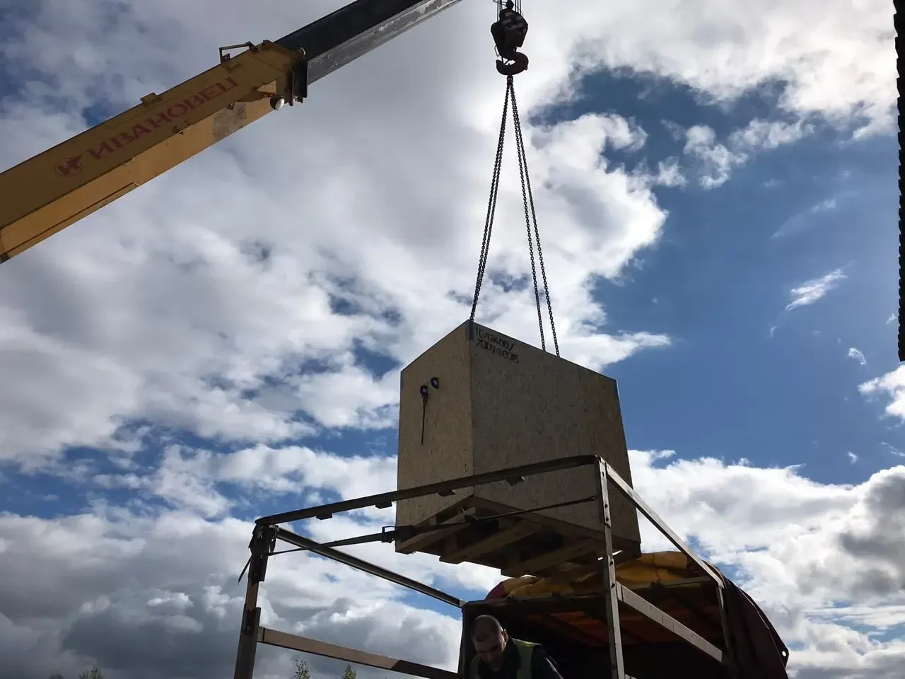 Организуем погрузку с учётом массы и габаритов трансформатора.
